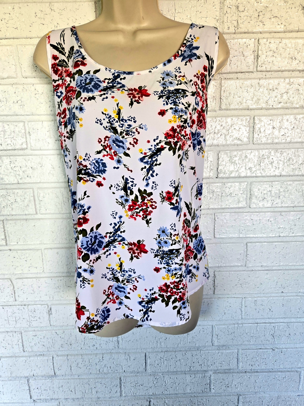 Time and Tru White Floral Scoop Neck Sleeveless Camisole #1212